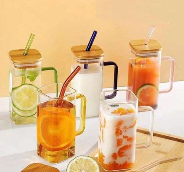 كاسة زجاجية مع مصاصة زجاج